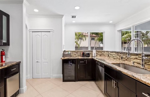 Tamiami Villa | Luxury Villa 5BD/5BA Pool Jacuzzi Near Airport & Miami Perfect World Cup 2026