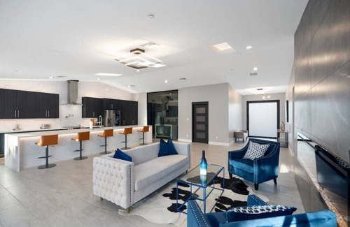 Casa Del Mar Villa | Luxury Villa 5mins to Old Town Pool Fire pit BBQ