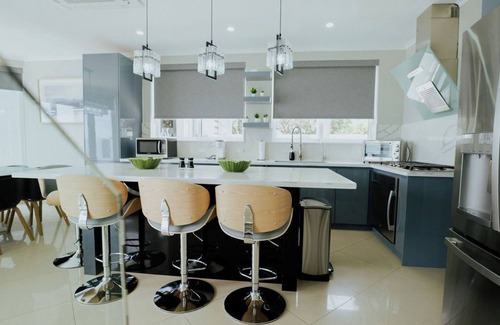 Keito Villa | Luxury Villa ArisolnHome in Noord, Aruban14 guests 6 bedrooms 5.5 bath