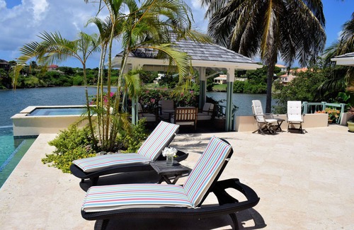 Lance aux Epines Villa | Luxury Villa right on the water and close to attractions