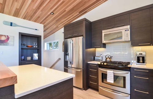 Campbell River Villa | Luxury Villa With Hot Tub & Private Sandy Beach.