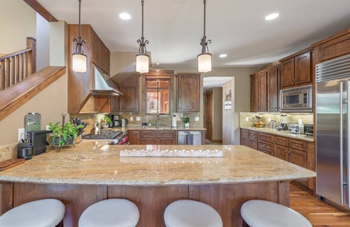 Truckee House | Luxury Villa with hot tub in Old Greenwood, minutes from world class skiing!