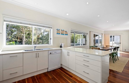 Macmasters Beach House | Luxury Villas Northwind (Walk to the beach)