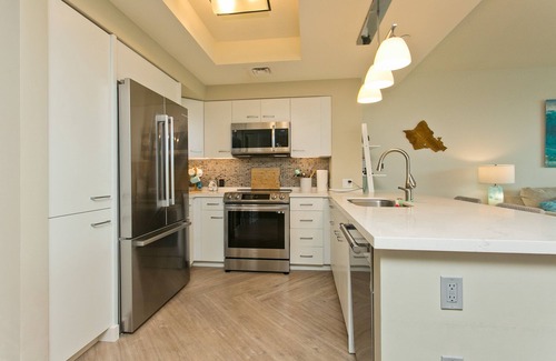Waikiki Condo | Luxury Waikiki condo - 28th floor! Stunning views, convenient location, parking