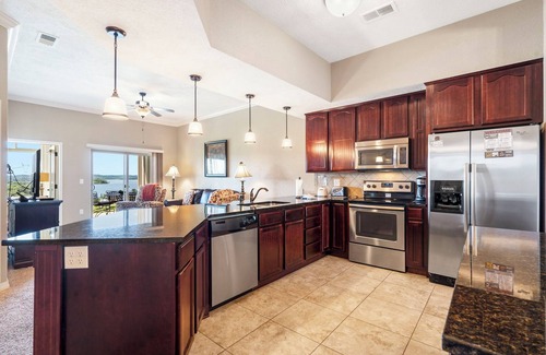 Table Rock Condo | Luxury Walk-In Condo 2 King Suites Sunroom + Patio Near Branson Fun!