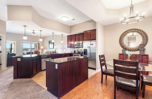 Table Rock Condo | Luxury Walk-In Condo 2 King Suites Sunroom + Patio Near Branson Fun!