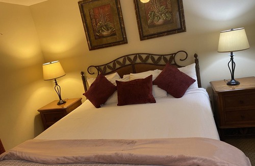 Florida Central Atlantic Coast Resort | Luxury waterfront/5* Resort/Sleep6/1Mile To Disney View calendar