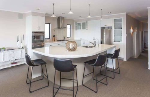 New Plymouth Villa | Luxury Waterfront Home New Plymouth Views