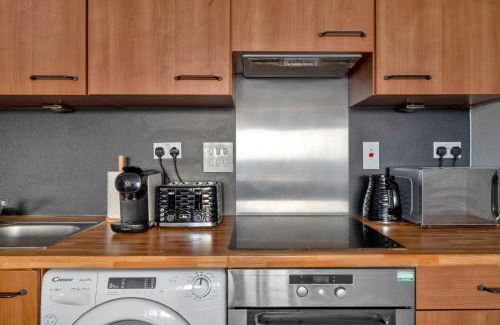 Coventry House | Luxury Waterfront Property With Free Parking