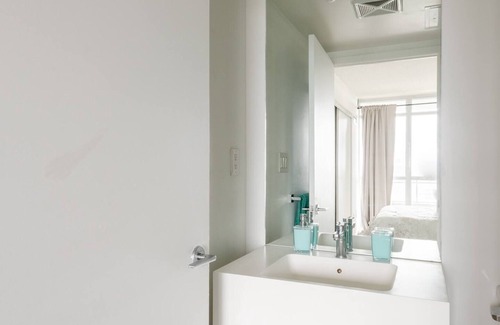 Toronto Entertainment District Hotel | Luxury Waterfront Suite