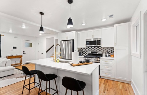 Collier Heights House | Luxury West Atlanta Modern Home mins from Down/Mid-Town Fully Stocked!