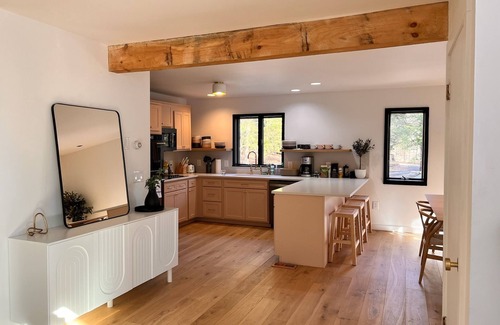 Mount Marion House | Luxury Woodstock Retreat: Hot tub & heated pool! Family & Group friendly