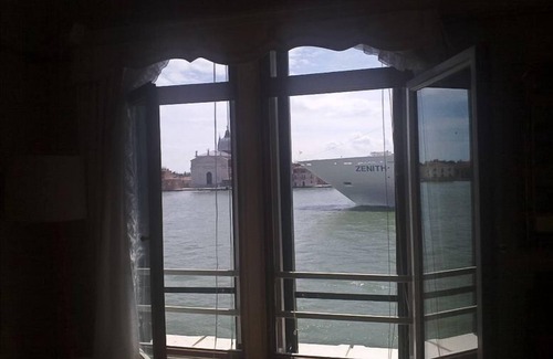 Dorsoduro Apartment | Luxury Zattere Water Front Apartment with Fantastic Views M0270420963