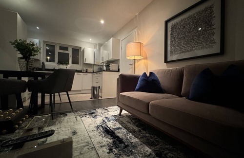 Lewisham Apartment | Luxxe 2BR 2BA Duplex 5 mins from Hither Green St