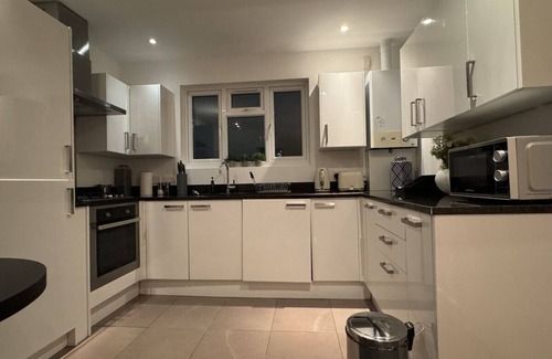 Lewisham Apartment | Luxxe 2BR 2BA Duplex 5 mins from Hither Green St