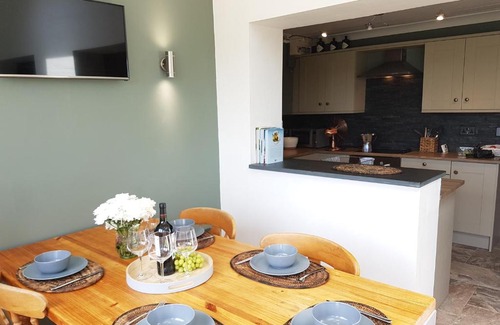 Kilgetty House | Lyndhurst Lodge