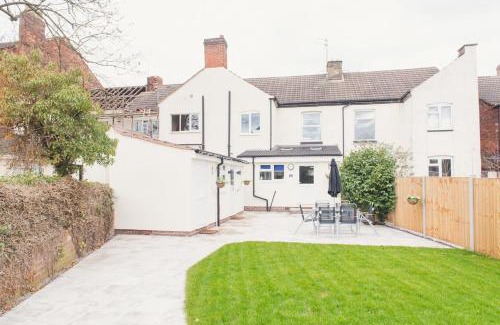 Tamworth House | LYNNTON HOUSE Stunning 6 bed Town Centre House ALL with En-Suites Prime Location Tamworth