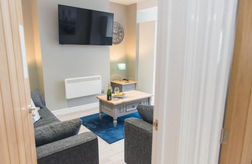 Tamworth House | LYNNTON HOUSE Stunning 6 bed Town Centre House ALL with En-Suites Prime Location Tamworth