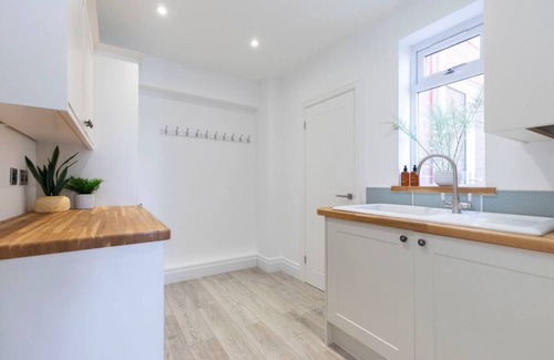 Gloucester House | Lythwood House - Detached Home Close in Gloucester