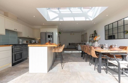 Gloucester House | Lythwood House - Detached Home Close in Gloucester