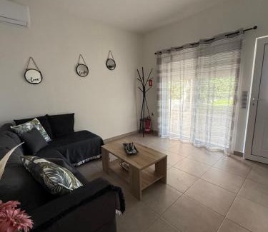 Oropos House | M & F HOUSE (παραλία Μαρκοπούλου Ωρωπού)