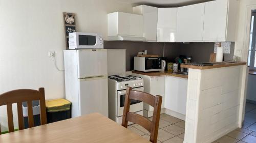 Imphy Apartment | M2 Parking Wifi 1 à 3 pers 1 chambre, 1 lit de 180 ou 2 de 90, 1 canapé 120