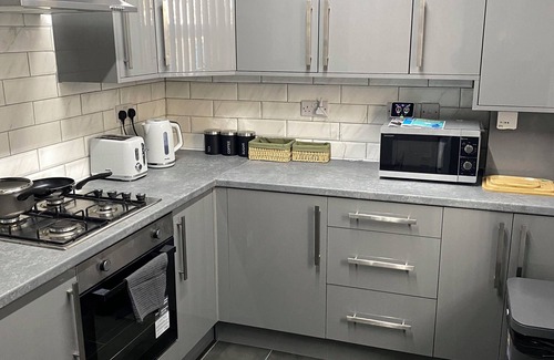 Brierfield House | M65 House entire 2 bed house, sleeps 4, discounted and fully equipped.