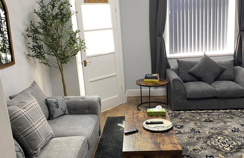 Brierfield House | M65 House entire 2 bed house, sleeps 4, discounted and fully equipped.