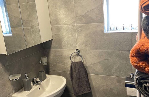 Brierfield House | M65 House entire 2 bed house, sleeps 4, discounted and fully equipped.