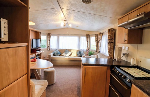 Saxmundham Cottage | M94 CARAVAN, pet friendly, with pool in Saxmundham