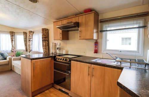 Saxmundham Cottage | M94 CARAVAN, pet friendly, with pool in Saxmundham