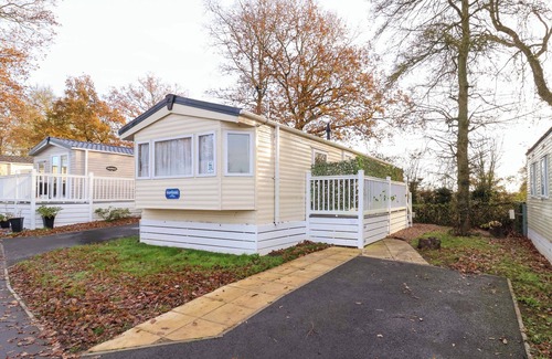 Saxmundham Cottage | M94 CARAVAN, pet friendly, with pool in Saxmundham