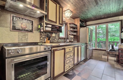 Saint-Michel-de-Bellechasse Ski Chalet | MA GALÈRE, Eco-responsible house by the river.