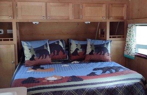 Burton House | Ma & Pa's Retro Glamp Camp Close to the Parks/Private Hiking, Kayaking and more.