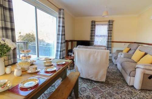 Llanybydder House | Machlud Haul