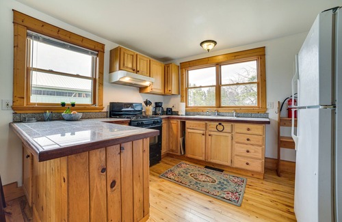Mackinaw City House | Mackinaw City Getaway - 3 Mi to City Beach!