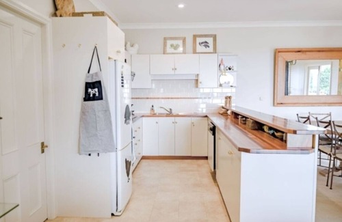 Robertson House | Macksville Cottage Robertson. Vast Rolling Views to the Coast, & Tranquility.