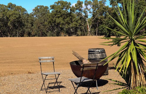 Narromine House | Macquarie River View by Tiny Away
