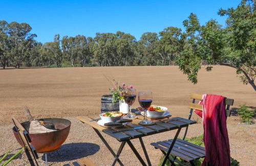 Narromine House | Macquarie River View by Tiny Away