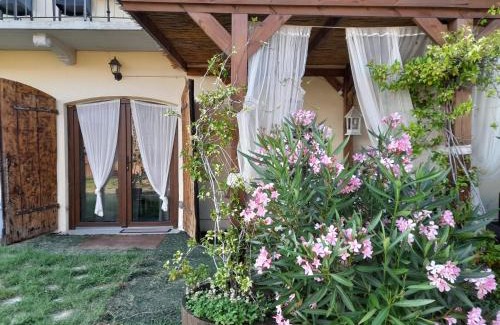 Montelupo Albese Apartment | Madama Langa Country House con piscina nelle vigne