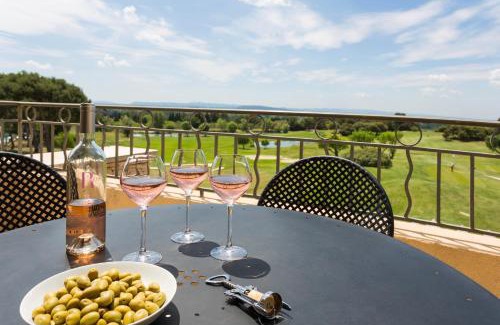 Saumane-de-Vaucluse Apartment | Madame Vacances Domaine du Provence Country Club Service Premium