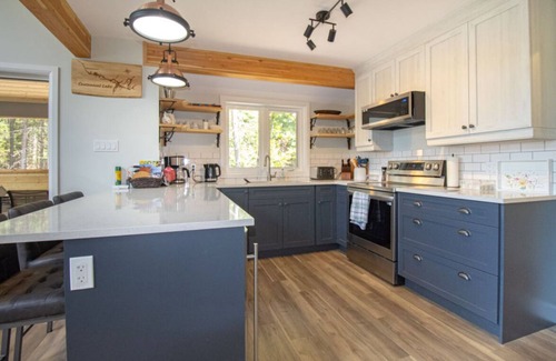 Greater Madawaska Cottage | Madawaska Memories- 4BR Waterfront Cottage with Hot Tub and Unlimited Wi-Fi