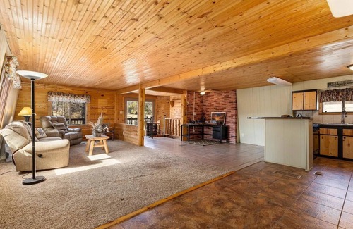 East Gull Lake House | Madden’s West Golf Home. Decks, Views, Walkout. Near NHRA Nationals & Lakes Jam