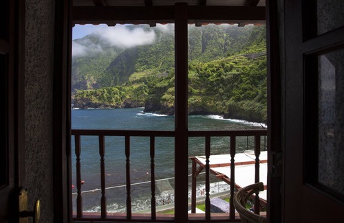 Porto Moniz House | Madeira Black Sand House
