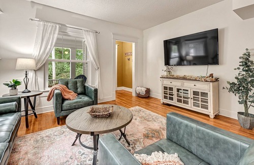 Siloam Springs House | Madison Manor (4-Bedroom Bungalow) - Pets Allowed by RedAwning