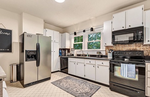 Siloam Springs House | Madison Manor (4-Bedroom Bungalow) - Pets Allowed by RedAwning
