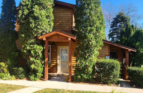 Stoughton Cottage | Madison/Stoughton 3 BR/3 BA Lake Kegonsa Cottage