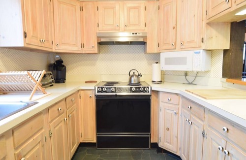 Jeffersonville Ski Chalet | Madonna Unit (14 people) @ Smugglers Fam-style Chalets - 5 Min walk to the Resor