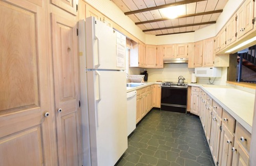 Jeffersonville Ski Chalet | Madonna Unit (14 people) @ Smugglers Fam-style Chalets - 5 Min walk to the Resor