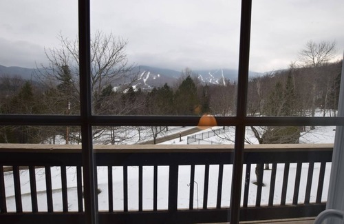 Jeffersonville Ski Chalet | Madonna Unit (14 people) @ Smugglers Fam-style Chalets - 5 Min walk to the Resor